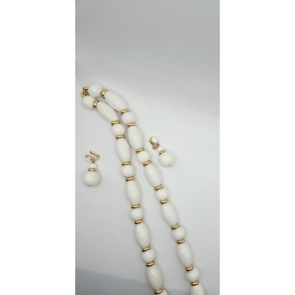 Vintage Monet Signed Milk Glass Set 28in necklace and 2in dangle clip earrings - Picture 4 of 9